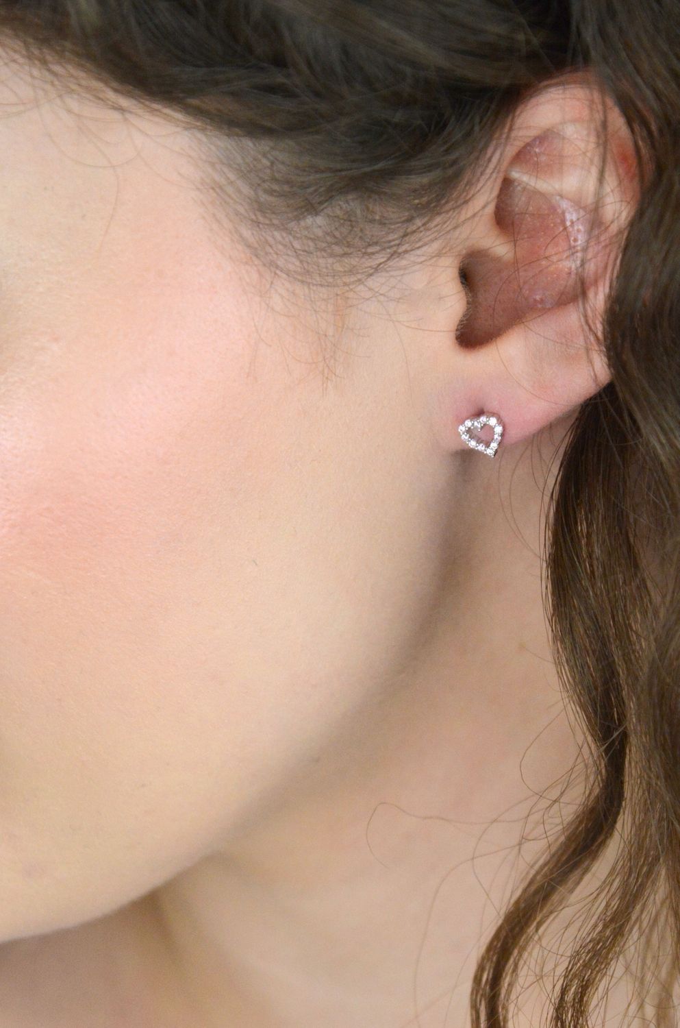 Kolczyki srebrne dziewczęce w kształcie serca z różową cyrkonią – model DIA-KLC-13153-925. Próba 925, 0,80 g, wymiary 6 mm, zapięcie na sztyft. Idealny prezent dla dziewczynki.1.jpg