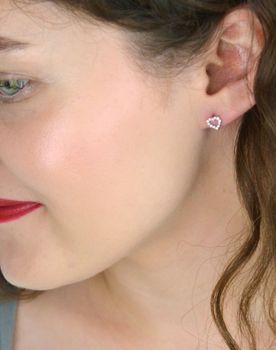 Kolczyki srebrne dziewczęce w kształcie serca z różową cyrkonią – model DIA-KLC-13153-925. Próba 925, 0,80 g, wymiary 6 mm, zapięcie na sztyft. Idealny prezent dla dziewczynki (3).JPG