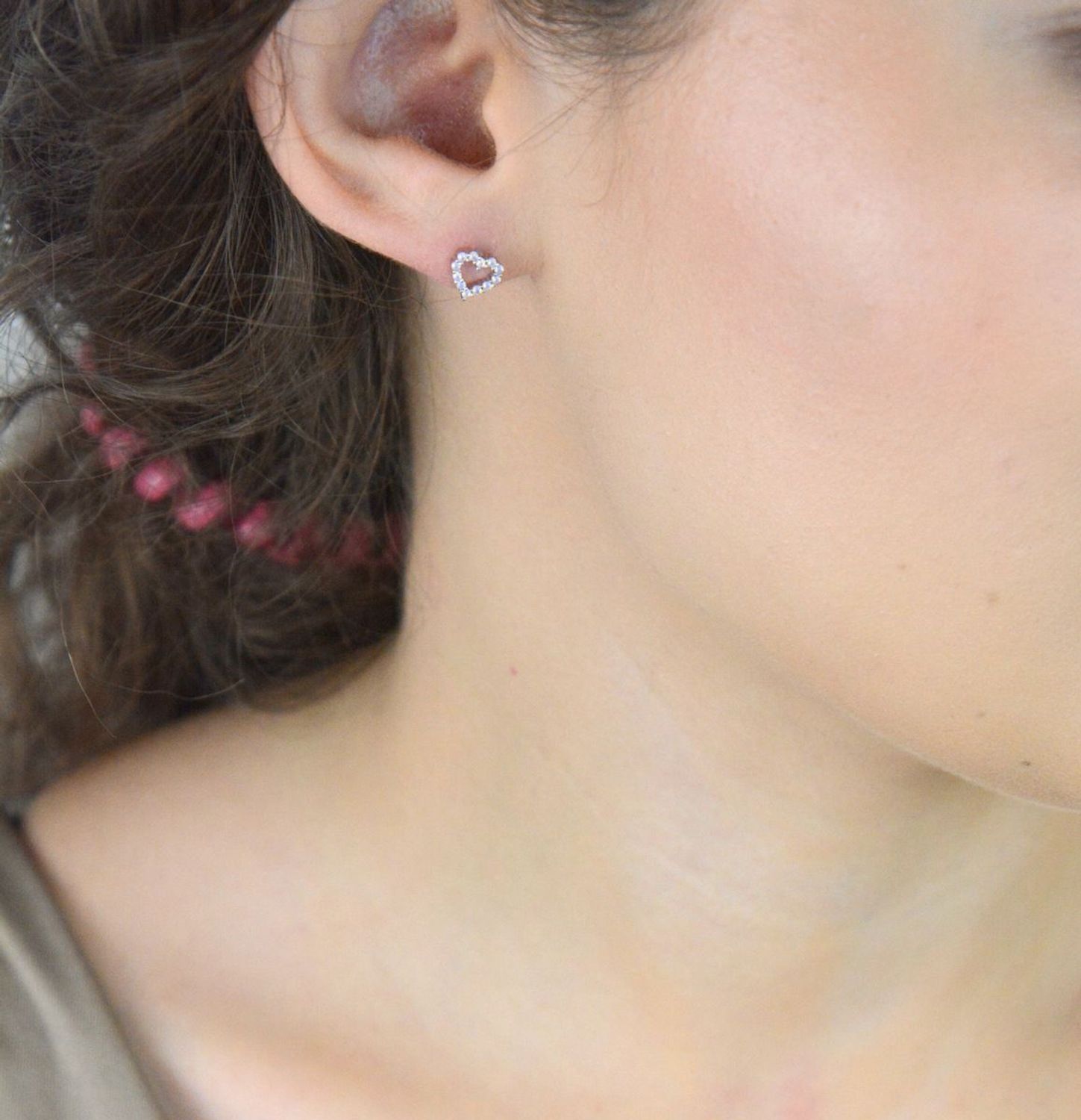 Kolczyki dziecięce DIA-KLC-13154-925 – srebrne serduszka z cyrkoniami, próba 925, szerokość 7 mm, zapięcie na sztyft, idealne na prezent dla dziewczynki.1.jpg