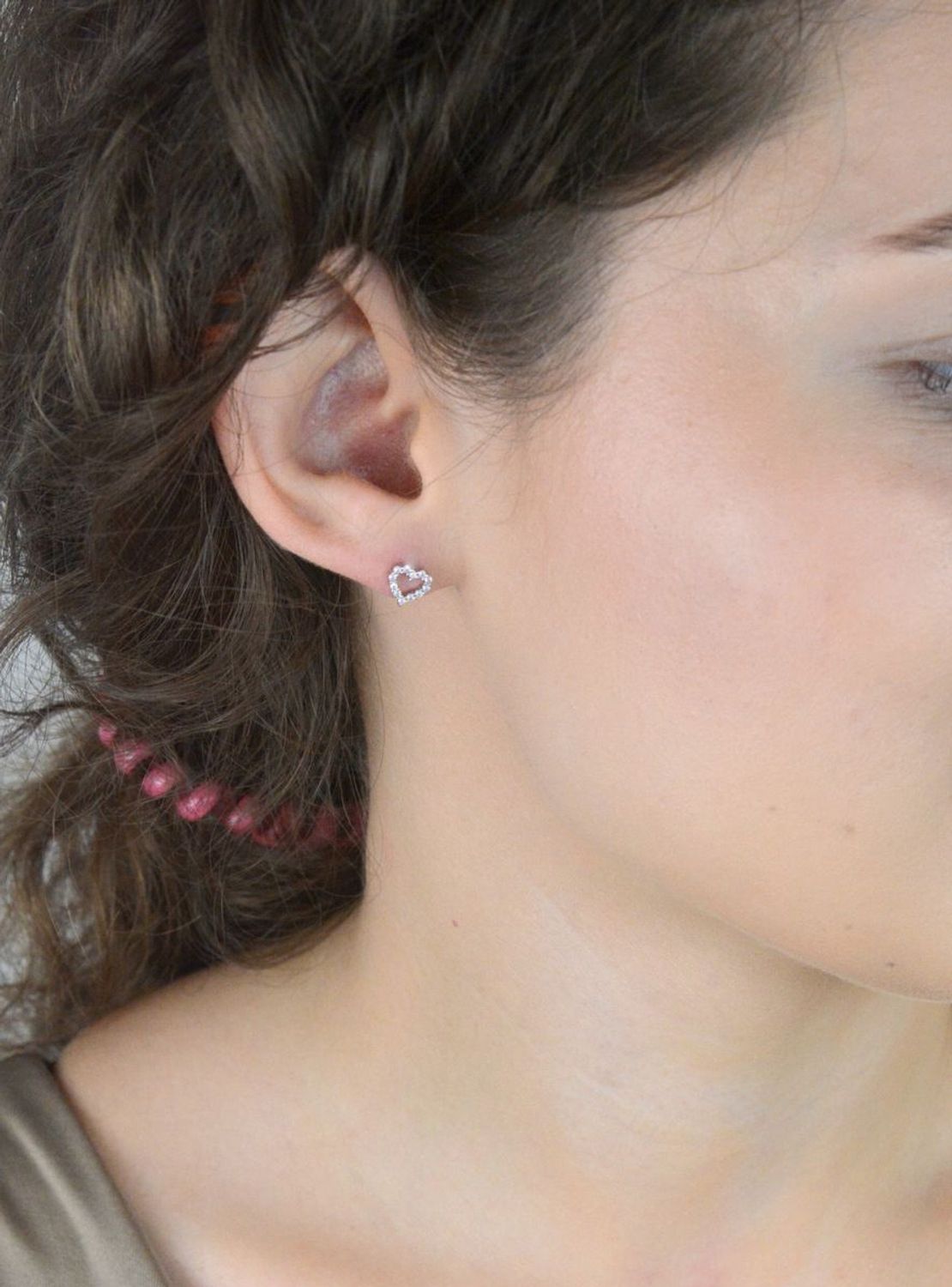 Kolczyki dziecięce DIA-KLC-13154-925 – srebrne serduszka z cyrkoniami, próba 925, szerokość 7 mm, zapięcie na sztyft, idealne na prezent dla dziewczynki.1.jpg