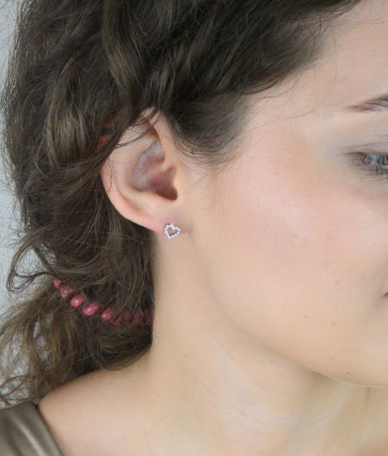 Kolczyki dziecięce DIA-KLC-13154-925 – srebrne serduszka z cyrkoniami, próba 925, szerokość 7 mm, zapięcie na sztyft, idealne na prezent dla dziewczynki.1.jpg