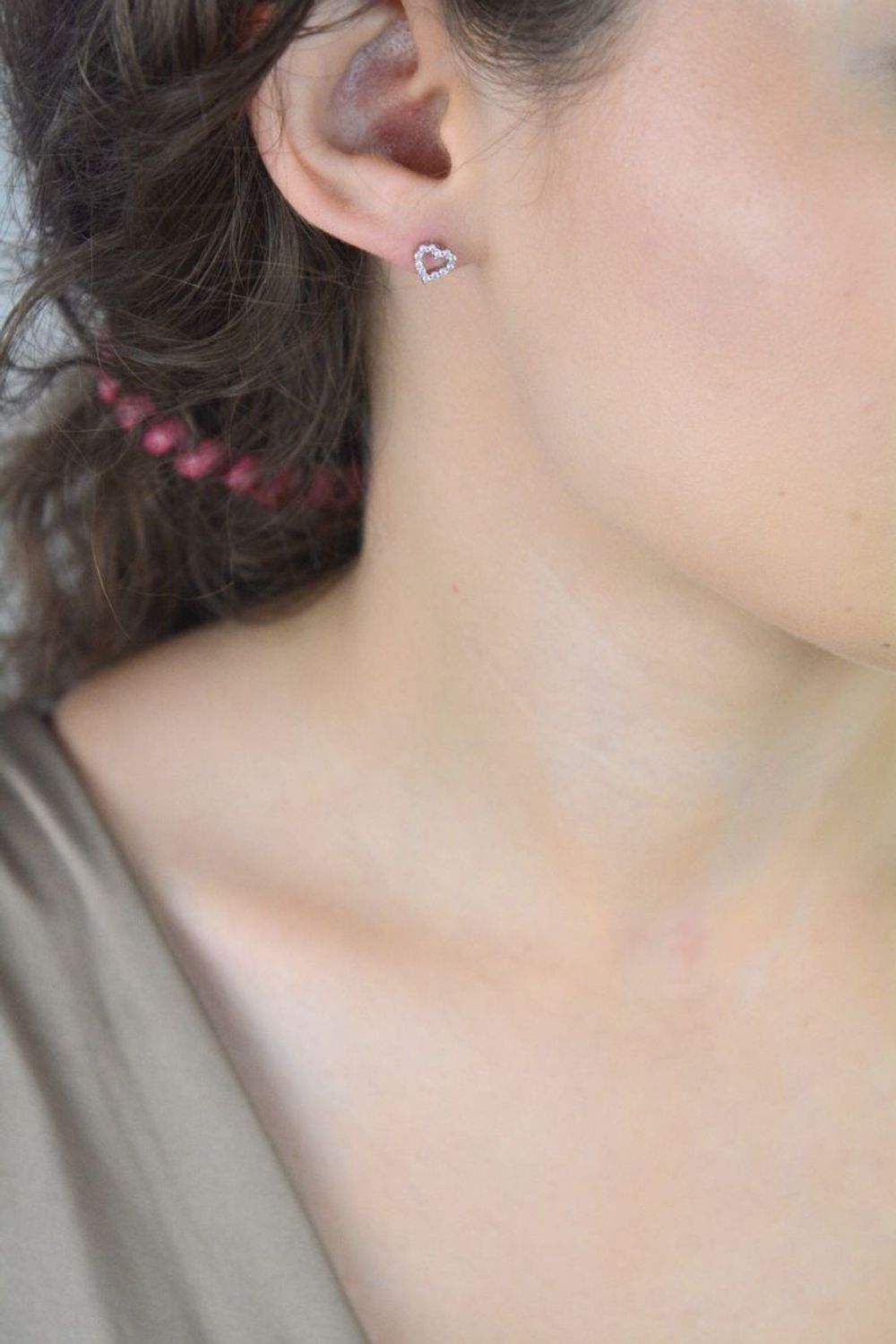 Kolczyki dziecięce DIA-KLC-13154-925 – srebrne serduszka z cyrkoniami, próba 925, szerokość 7 mm, zapięcie na sztyft, idealne na prezent dla dziewczynki.1.jpg