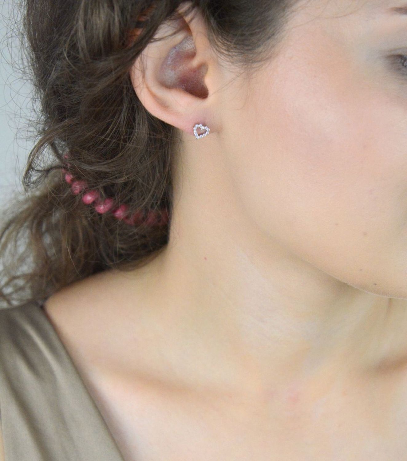 Kolczyki dziecięce DIA-KLC-13154-925 – srebrne serduszka z cyrkoniami, próba 925, szerokość 7 mm, zapięcie na sztyft, idealne na prezent dla dziewczynki.1.jpg