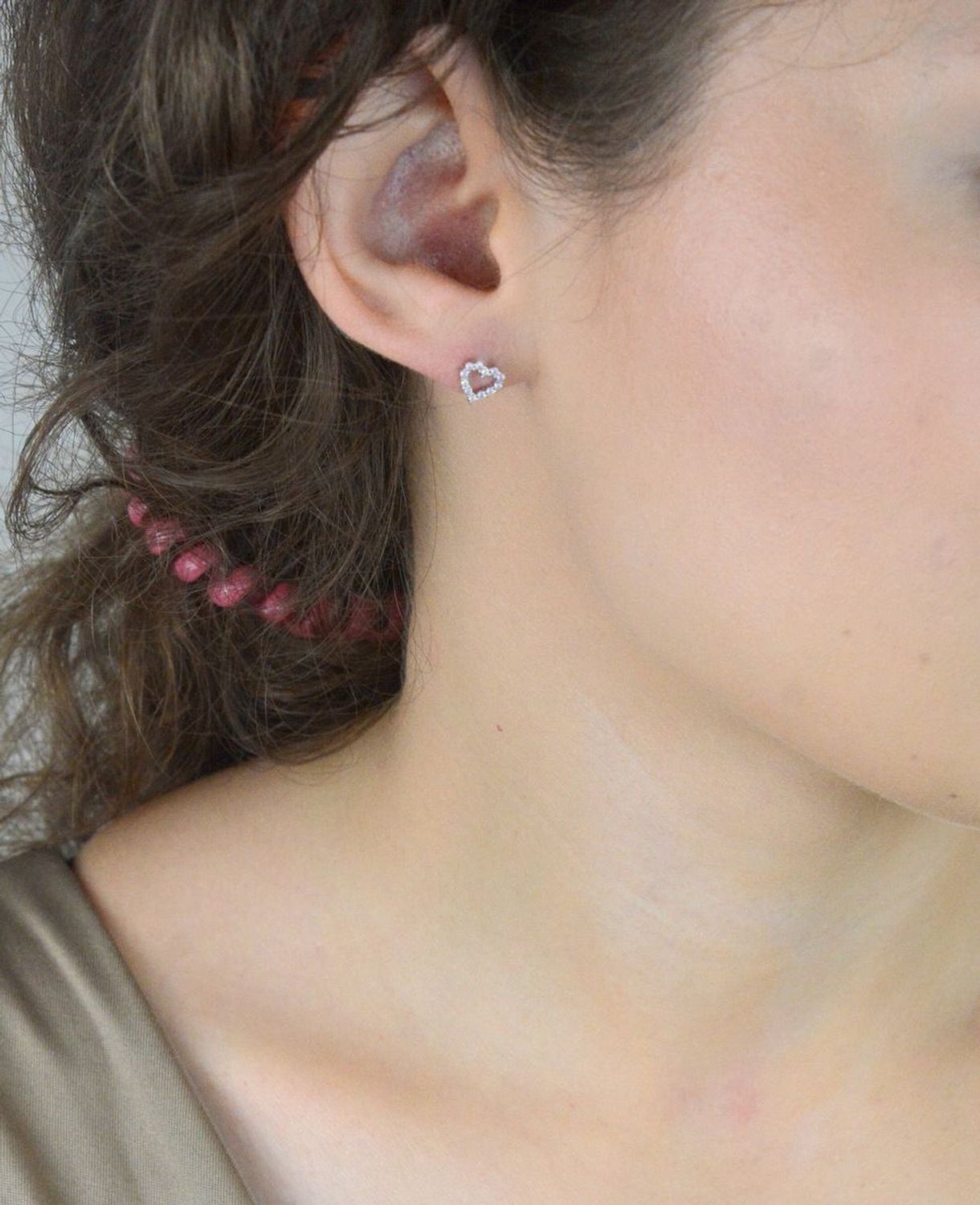 Kolczyki dziecięce DIA-KLC-13154-925 – srebrne serduszka z cyrkoniami, próba 925, szerokość 7 mm, zapięcie na sztyft, idealne na prezent dla dziewczynki.1.jpg