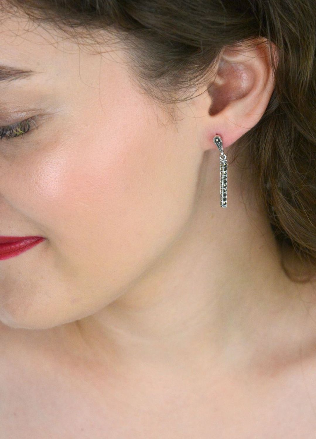 Kolczyki damskie DIA-KLC-13155-925 – srebro próby 925, wiszące patyczki zdobione markazytami, długość 3,3 cm, zapięcie na sztyft, waga 3,30 g. Elegancja i blask na co dzień.1.jpg