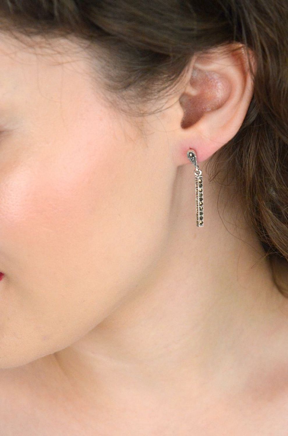 Kolczyki damskie DIA-KLC-13155-925 – srebro próby 925, wiszące patyczki zdobione markazytami, długość 3,3 cm, zapięcie na sztyft, waga 3,30 g. Elegancja i blask na co dzień.1.jpg