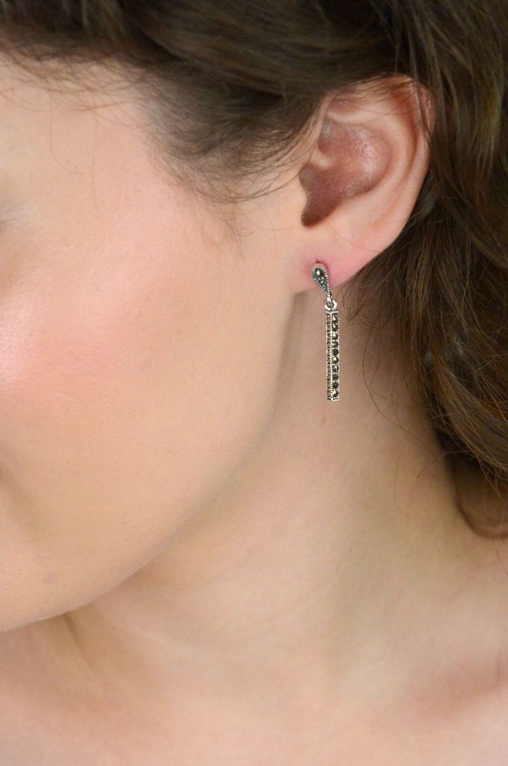 Kolczyki damskie DIA-KLC-13155-925 – srebro próby 925, wiszące patyczki zdobione markazytami, długość 3,3 cm, zapięcie na sztyft, waga 3,30 g. Elegancja i blask na co dzień.1.jpg