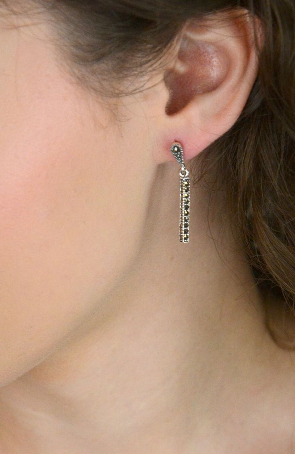 Kolczyki damskie DIA-KLC-13155-925 – srebro próby 925, wiszące patyczki zdobione markazytami, długość 3,3 cm, zapięcie na sztyft, waga 3,30 g. Elegancja i blask na co dzień.1.jpg