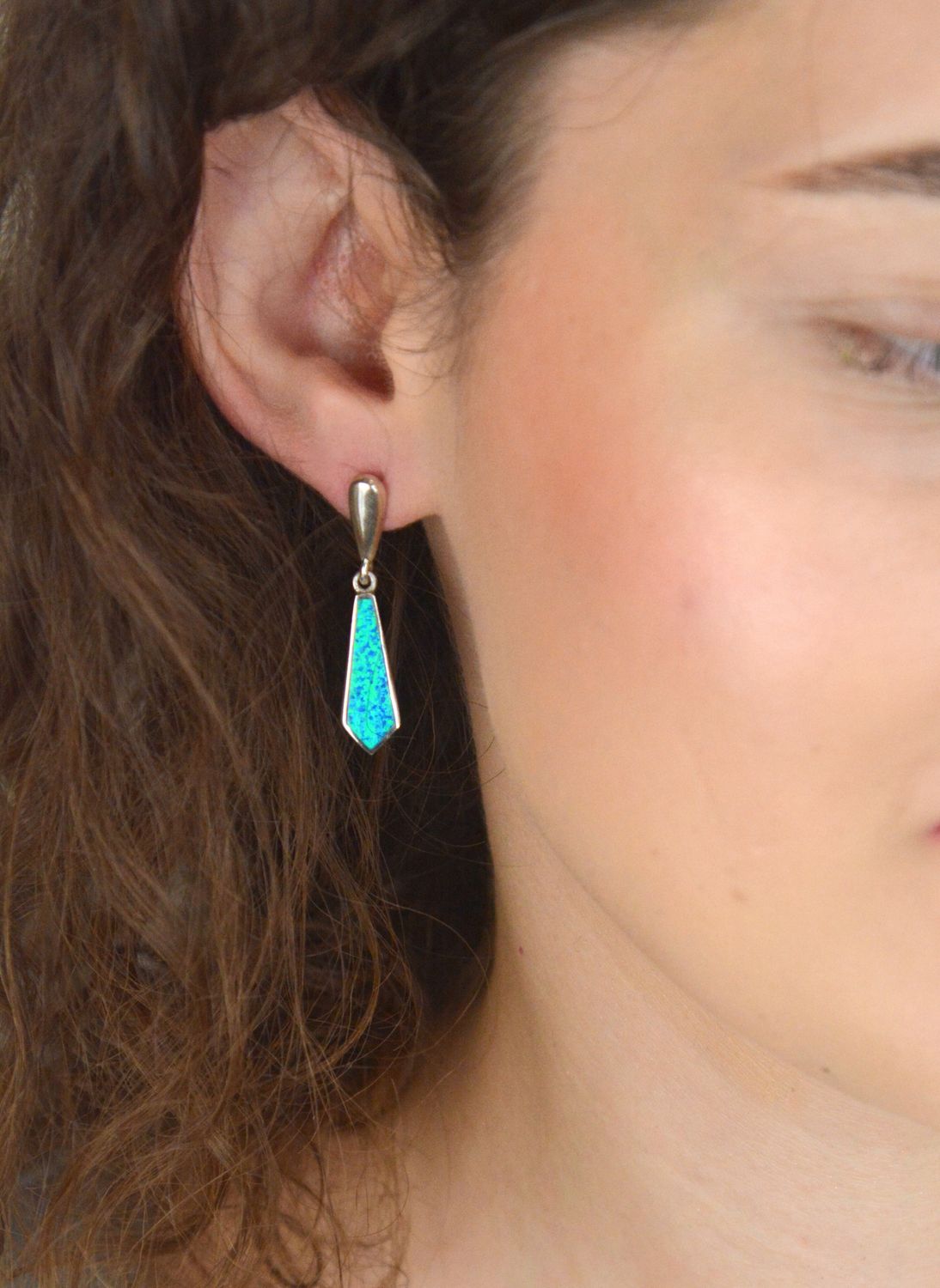 Kolczyki srebrne geometryczne z niebieskim opalem syntetycznym, próba 925. Model DIA-KLC-13157-925 – 5,80 g, długość 3,7 cm, zapięcie sztyft. Stylowa biżuteria dla nowoczesnej kobiety.1.jpg