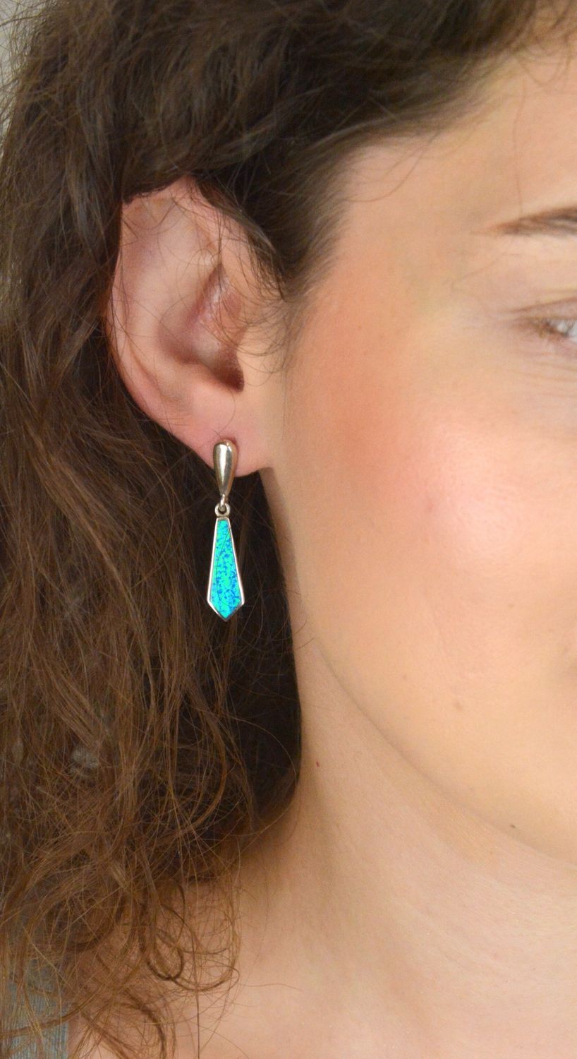 Kolczyki srebrne geometryczne z niebieskim opalem syntetycznym, próba 925. Model DIA-KLC-13157-925 – 5,80 g, długość 3,7 cm, zapięcie sztyft. Stylowa biżuteria dla nowoczesnej kobiety.1.jpg