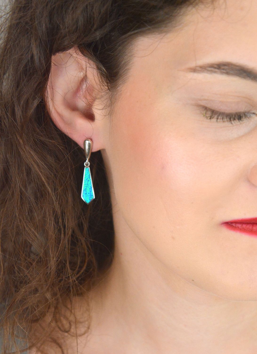 Kolczyki srebrne geometryczne z niebieskim opalem syntetycznym, próba 925. Model DIA-KLC-13157-925 – 5,80 g, długość 3,7 cm, zapięcie sztyft. Stylowa biżuteria dla nowoczesnej kobiety.1.jpg