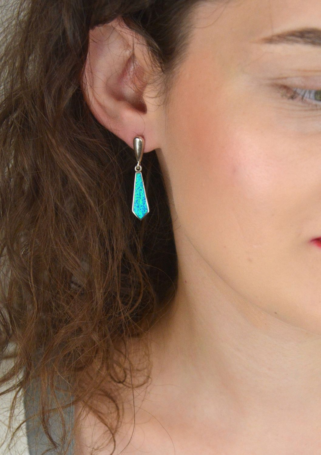 Kolczyki srebrne geometryczne z niebieskim opalem syntetycznym, próba 925. Model DIA-KLC-13157-925 – 5,80 g, długość 3,7 cm, zapięcie sztyft. Stylowa biżuteria dla nowoczesnej kobiety.1.jpg