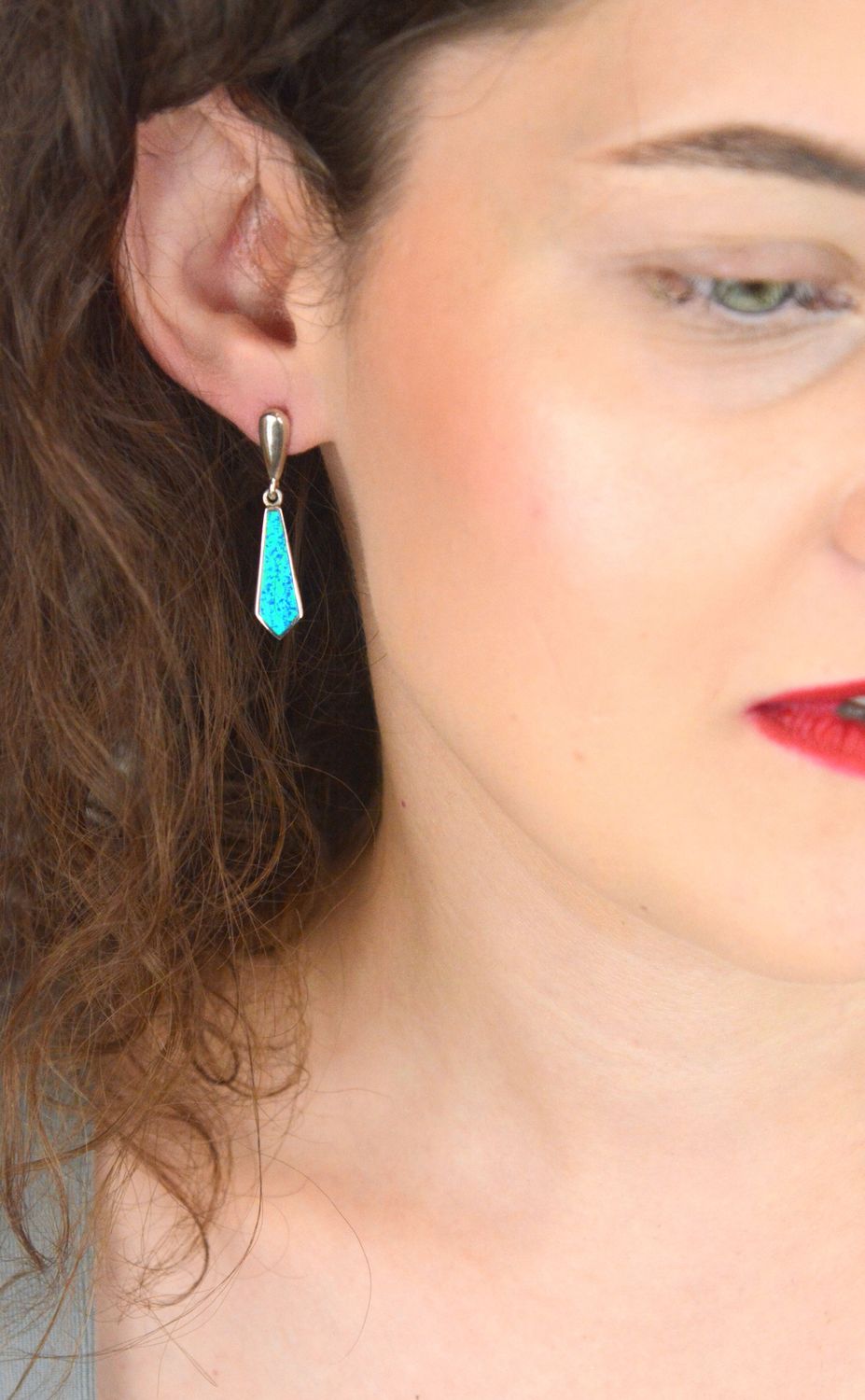 Kolczyki srebrne geometryczne z niebieskim opalem syntetycznym, próba 925. Model DIA-KLC-13157-925 – 5,80 g, długość 3,7 cm, zapięcie sztyft. Stylowa biżuteria dla nowoczesnej kobiety.1.jpg