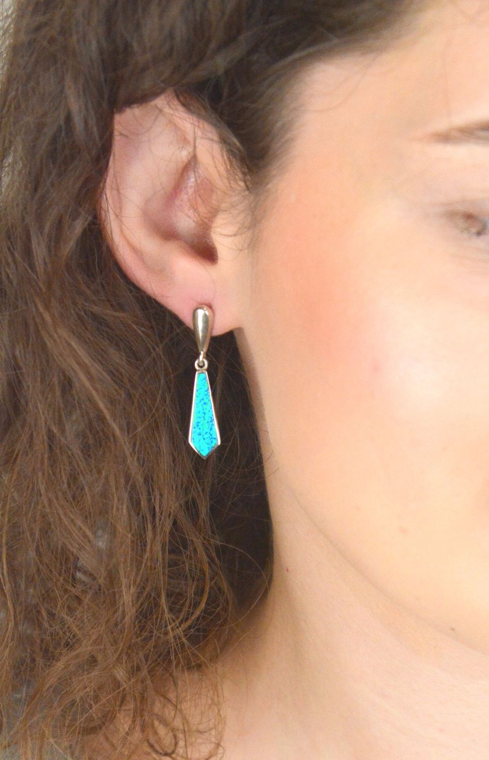 Kolczyki srebrne geometryczne z niebieskim opalem syntetycznym, próba 925. Model DIA-KLC-13157-925 – 5,80 g, długość 3,7 cm, zapięcie sztyft. Stylowa biżuteria dla nowoczesnej kobiety.1.jpg