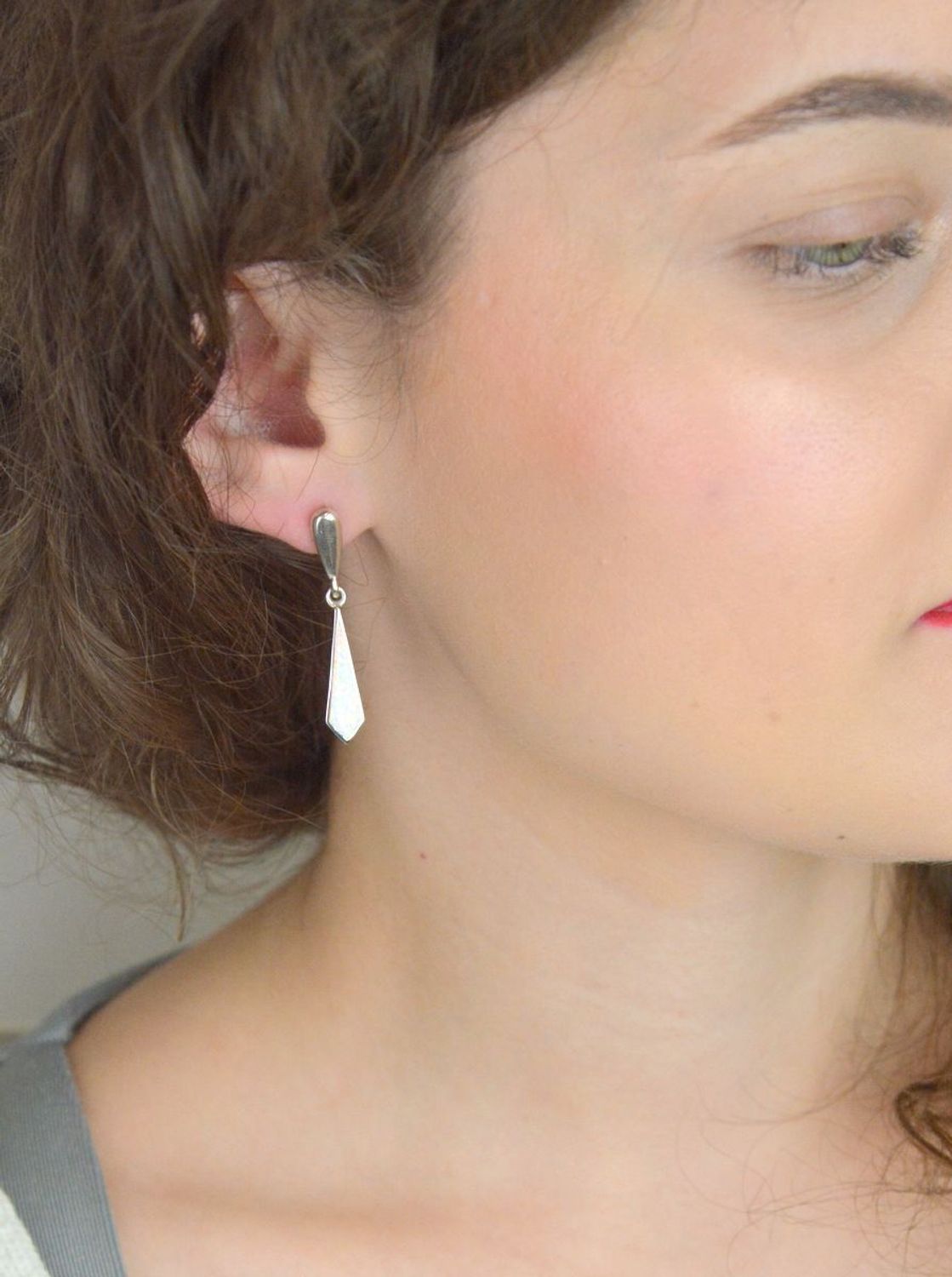 Kolczyki damskie DIA-KLC-13158-925 – srebro próby 925, geometryczne zdobione syntetycznym opalem, długość 4,0 cm, zapięcie na sztyft, waga 5,50 g. 1.jpg