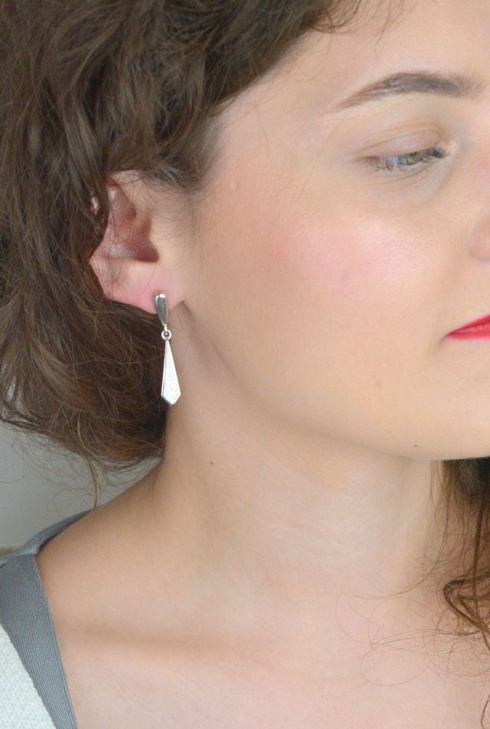 Kolczyki damskie DIA-KLC-13158-925 – srebro próby 925, geometryczne zdobione syntetycznym opalem, długość 4,0 cm, zapięcie na sztyft, waga 5,50 g. 1.jpg