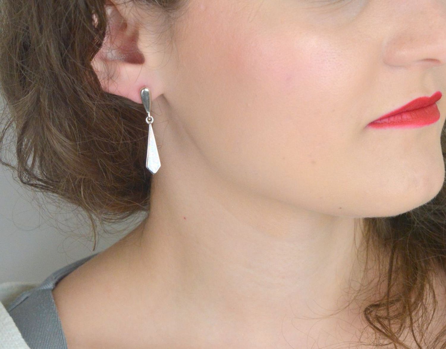 Kolczyki damskie DIA-KLC-13158-925 – srebro próby 925, geometryczne zdobione syntetycznym opalem, długość 4,0 cm, zapięcie na sztyft, waga 5,50 g. 1.jpg