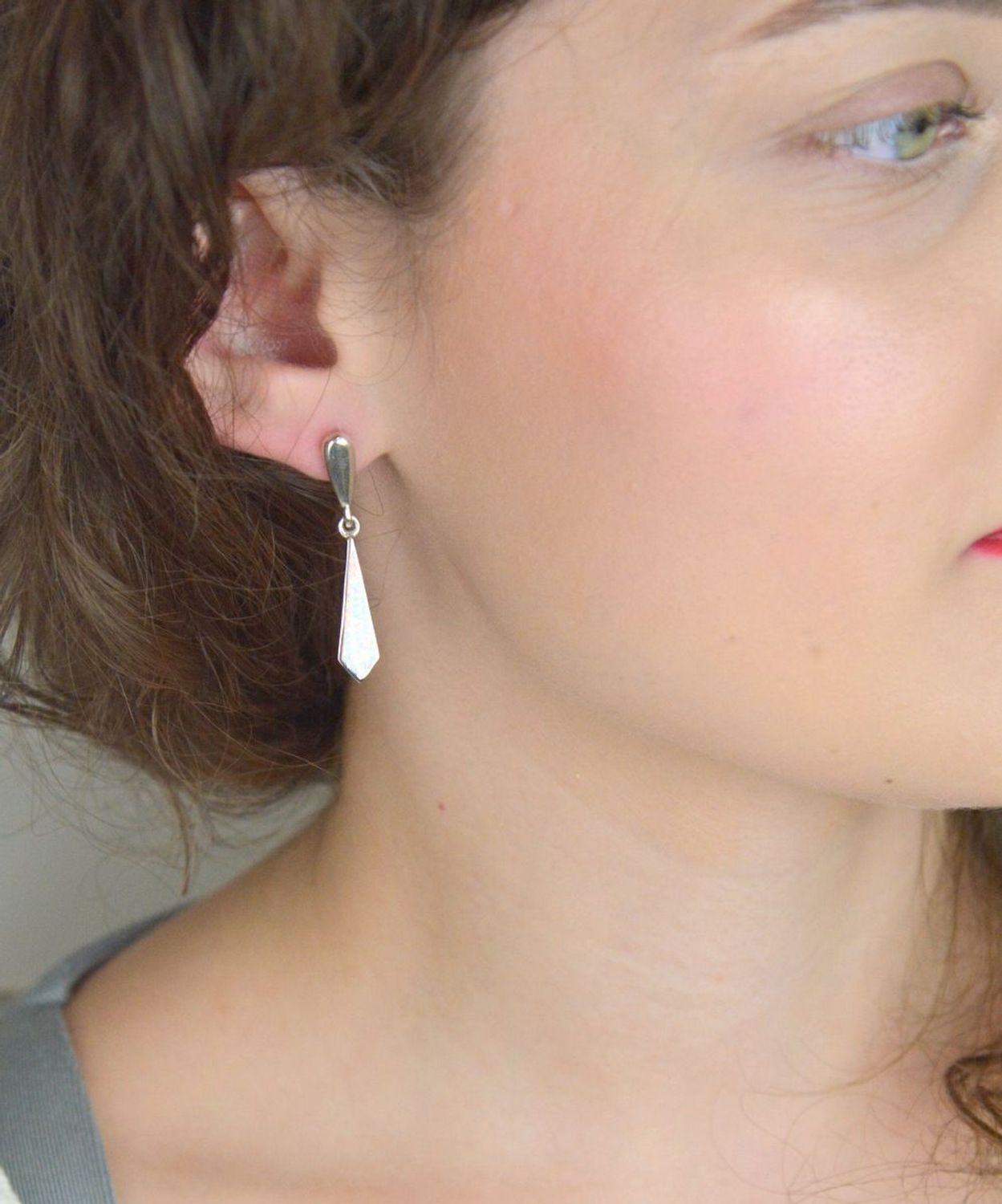 Kolczyki damskie DIA-KLC-13158-925 – srebro próby 925, geometryczne zdobione syntetycznym opalem, długość 4,0 cm, zapięcie na sztyft, waga 5,50 g. 1.jpg