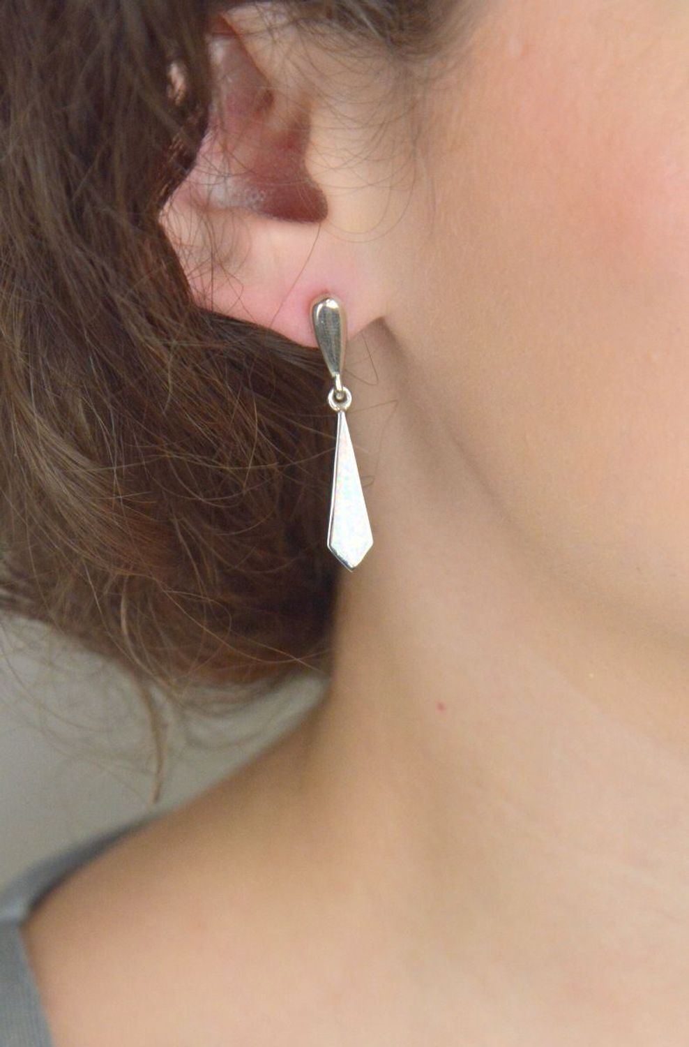 Kolczyki damskie DIA-KLC-13158-925 – srebro próby 925, geometryczne zdobione syntetycznym opalem, długość 4,0 cm, zapięcie na sztyft, waga 5,50 g. 1.jpg