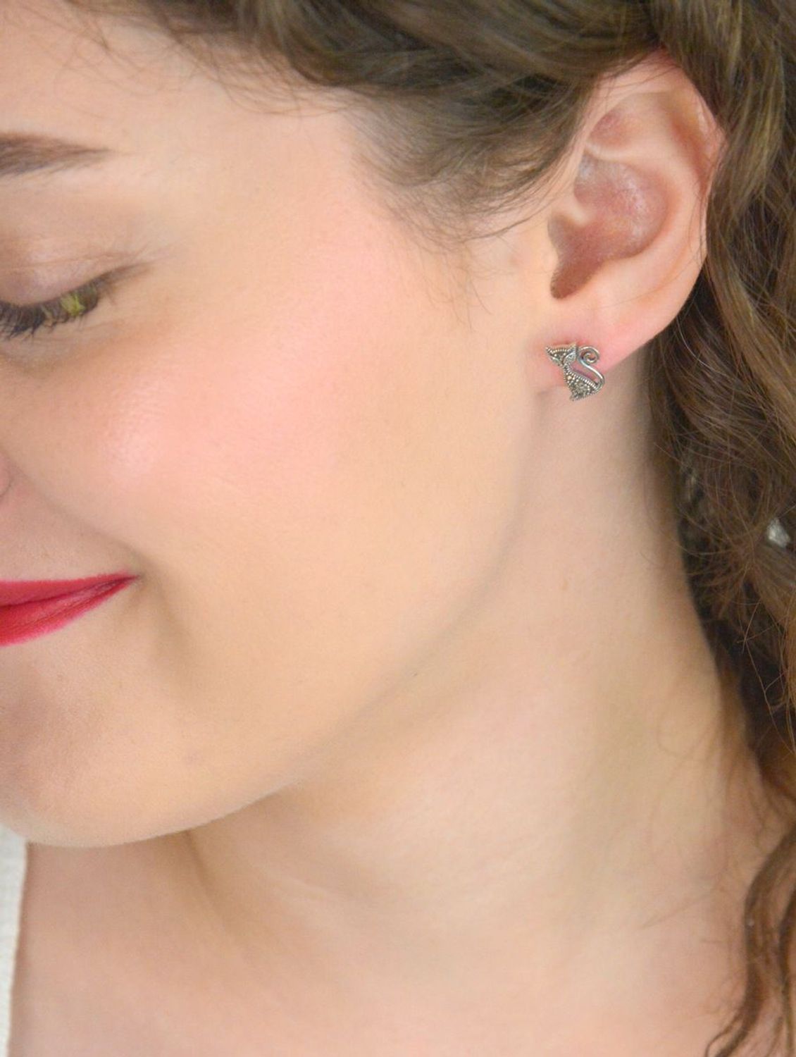 Kolczyki srebrne w kształcie kotków, zdobione markazytami. Model DIA-KLC-13159-925 – próba 925, długość 1,3 cm, zapięcie sztyft, 1,80 g. Idealny prezent dla miłośniczki kotów.1.jpg