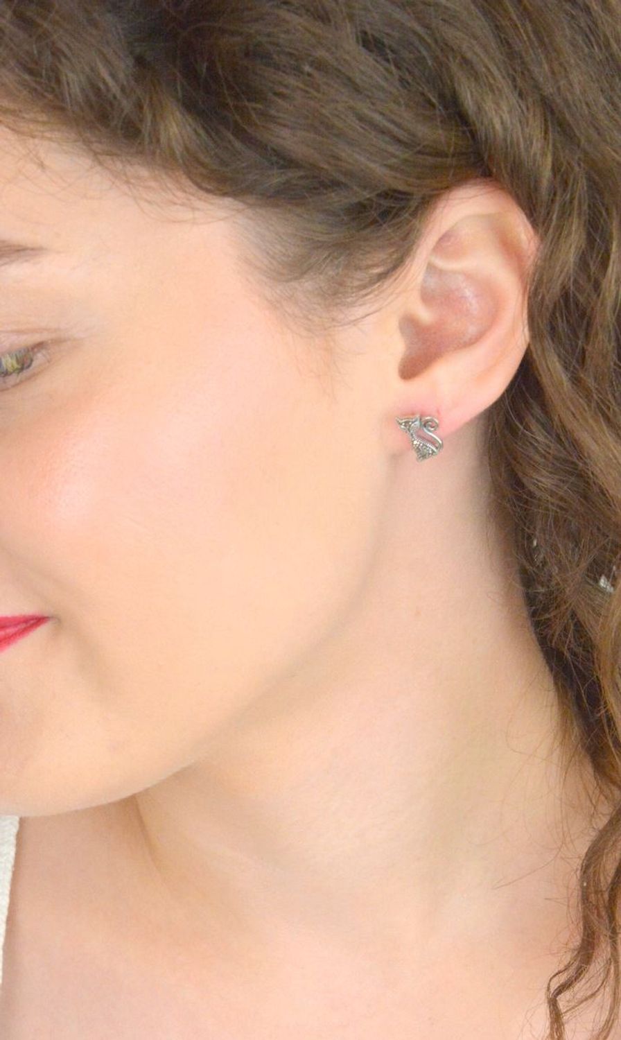 Kolczyki srebrne w kształcie kotków, zdobione markazytami. Model DIA-KLC-13159-925 – próba 925, długość 1,3 cm, zapięcie sztyft, 1,80 g. Idealny prezent dla miłośniczki kotów.1.jpg