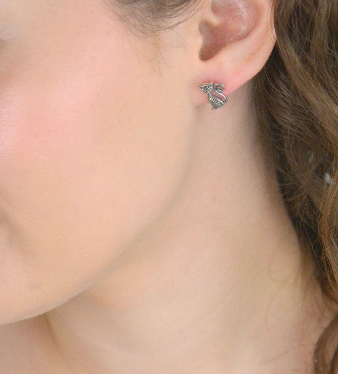 Kolczyki srebrne w kształcie kotków, zdobione markazytami. Model DIA-KLC-13159-925 – próba 925, długość 1,3 cm, zapięcie sztyft, 1,80 g. Idealny prezent dla miłośniczki kotów.1.jpg