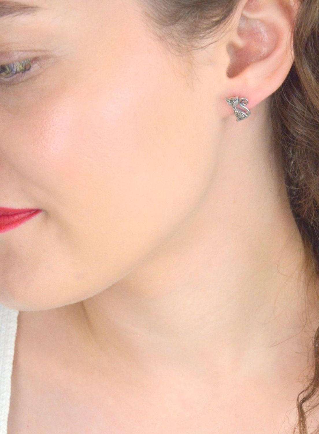 Kolczyki srebrne w kształcie kotków, zdobione markazytami. Model DIA-KLC-13159-925 – próba 925, długość 1,3 cm, zapięcie sztyft, 1,80 g. Idealny prezent dla miłośniczki kotów.1.jpg