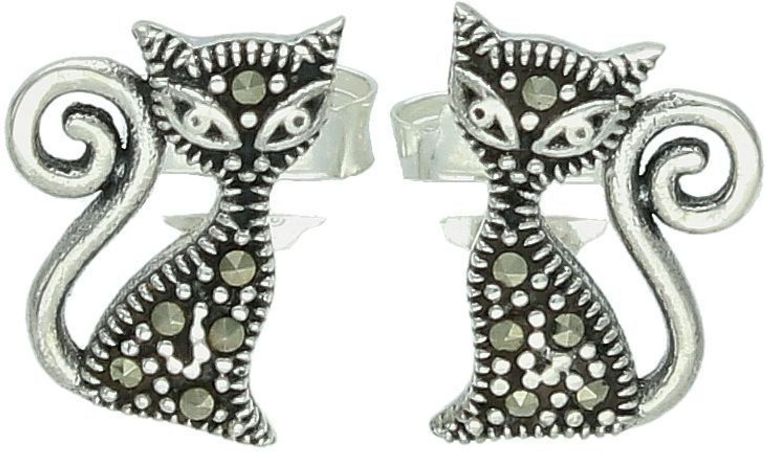 Kolczyki srebrne w kształcie kotków, zdobione markazytami. Model DIA-KLC-13159-925 – próba 925, długość 1,3 cm, zapięcie sztyft, 1,80 g. Idealny prezent dla miłośniczki kotów.1.jpg