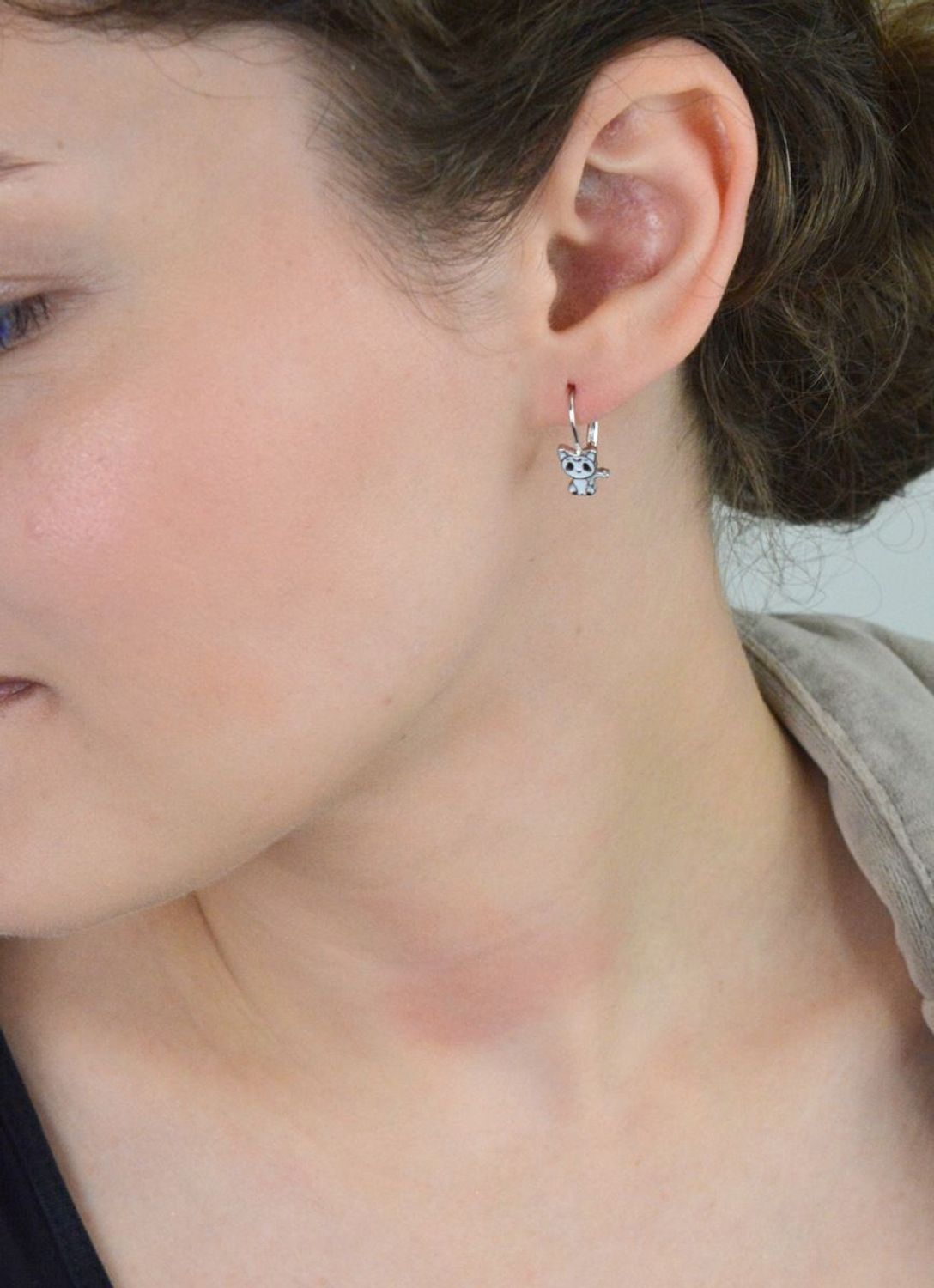 Kolczyki dziewczęce srebrne kotki z białą emalią – model DIA-KLC-13160-925. Próba 925, długość 1,5 cm, szerokość 6 mm, waga 1,70 g. Zapięcie bigiel angielski – idealne na prezent 1.jpg