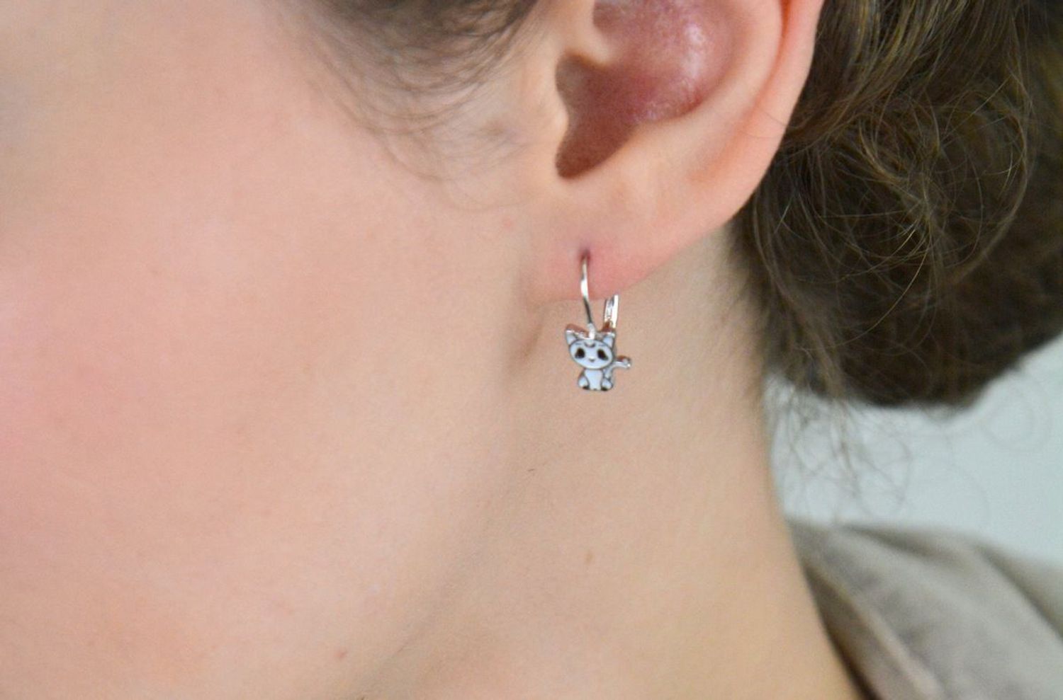 Kolczyki dziewczęce srebrne kotki z białą emalią – model DIA-KLC-13160-925. Próba 925, długość 1,5 cm, szerokość 6 mm, waga 1,70 g. Zapięcie bigiel angielski – idealne na prezent 1.jpg