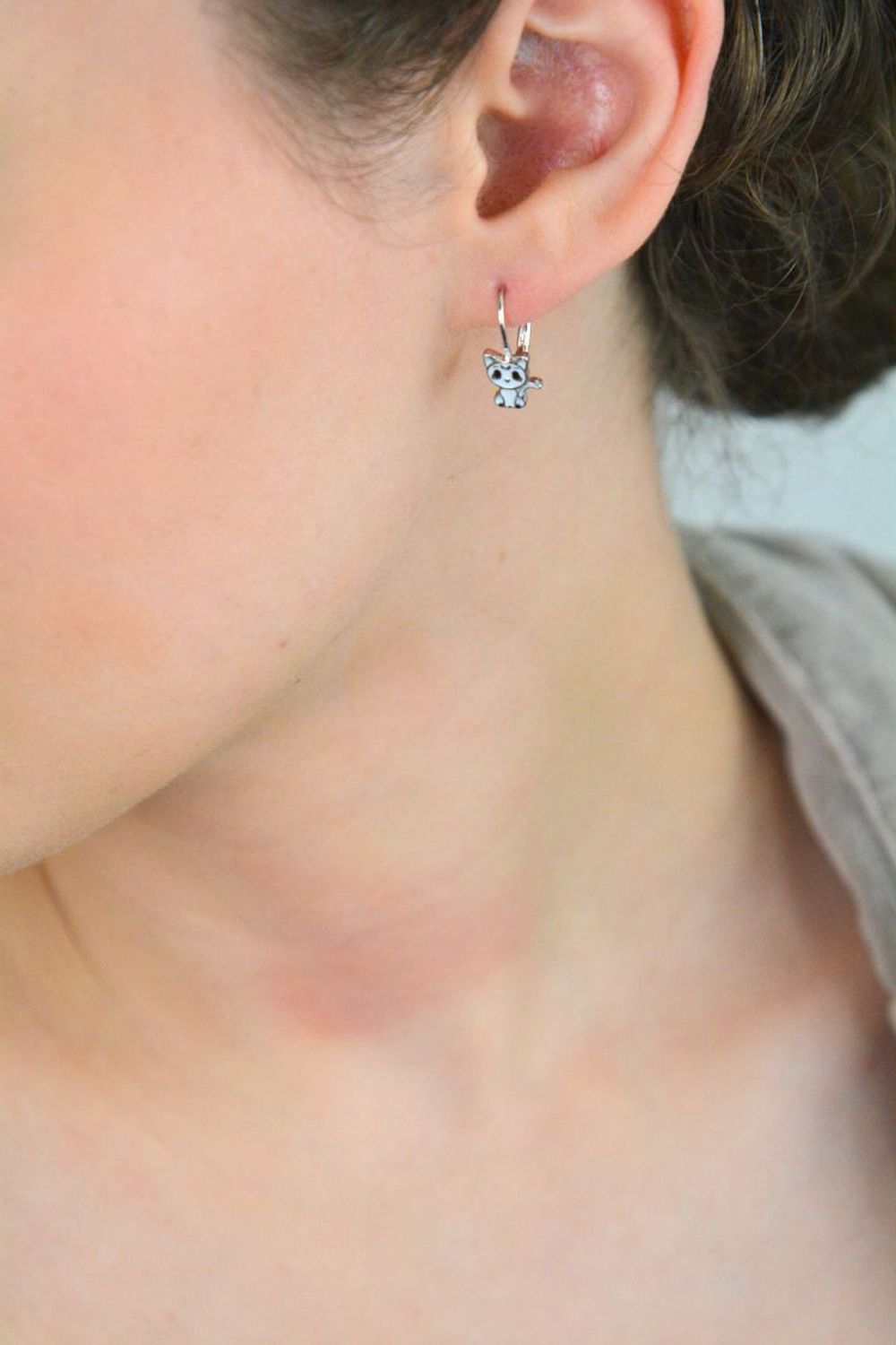 Kolczyki dziewczęce srebrne kotki z białą emalią – model DIA-KLC-13160-925. Próba 925, długość 1,5 cm, szerokość 6 mm, waga 1,70 g. Zapięcie bigiel angielski – idealne na prezent 1.jpg