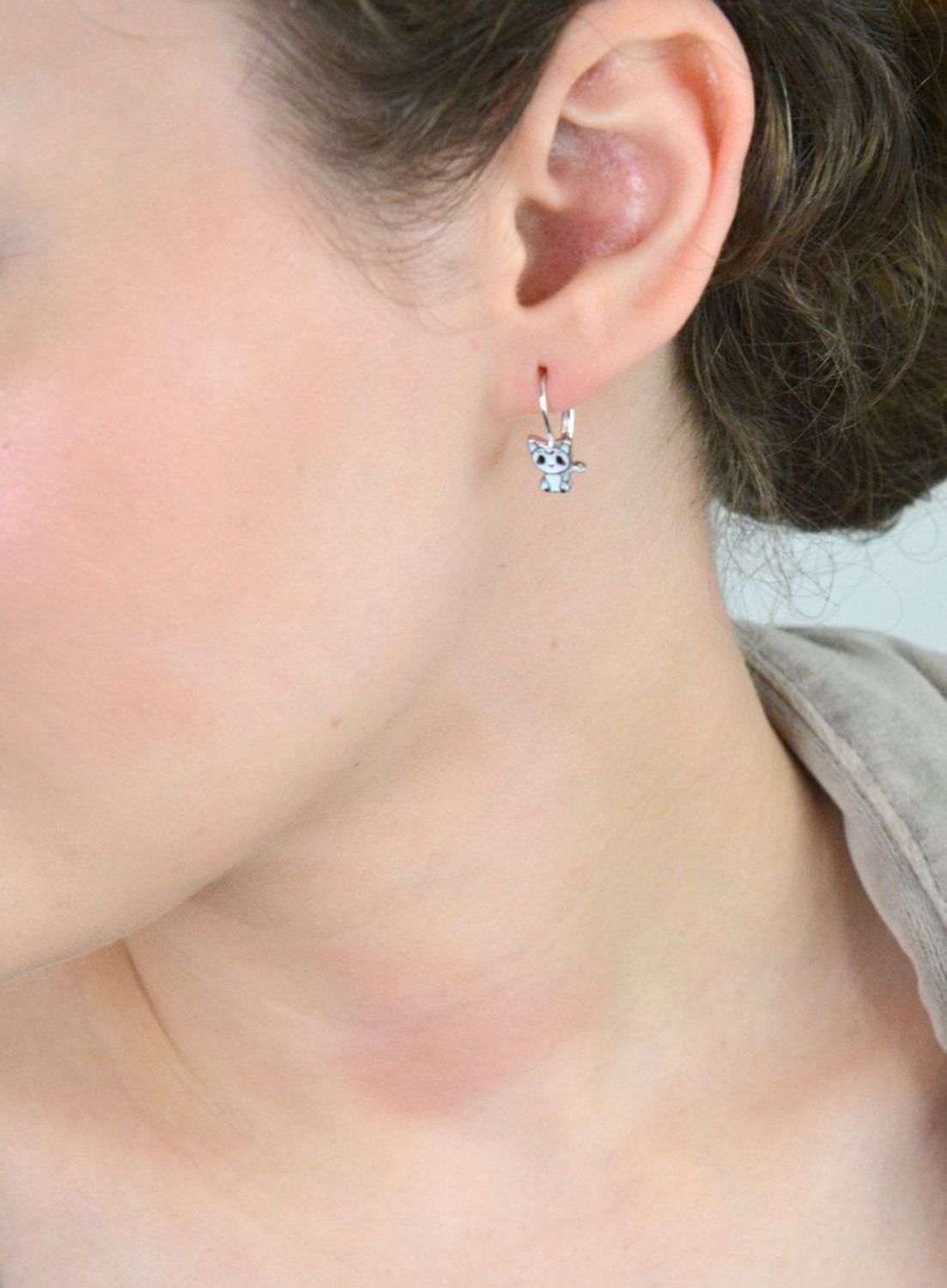 Kolczyki dziewczęce srebrne kotki z białą emalią – model DIA-KLC-13160-925. Próba 925, długość 1,5 cm, szerokość 6 mm, waga 1,70 g. Zapięcie bigiel angielski – idealne na prezent 1.jpg