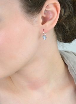 Kolczyki dziewczęce srebrne kotki z białą emalią – model DIA-KLC-13160-925. Próba 925, długość 1,5 cm, szerokość 6 mm, waga 1,70 g. Zapięcie bigiel angielski – idealne na prezent dla dziewczynki (4).JPG