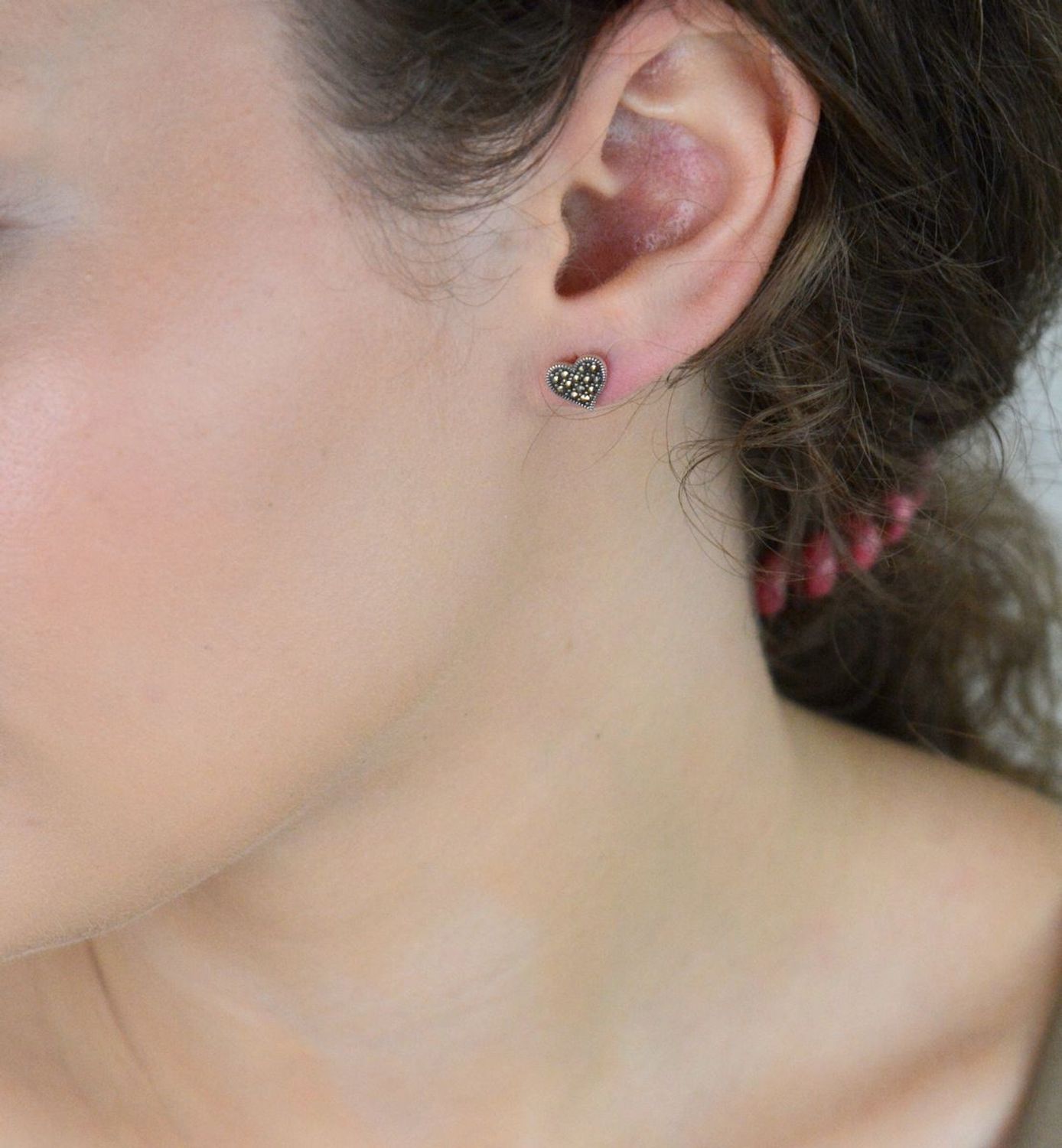 Srebrne kolczyki damskie serca z markazytami  Próba 925  Na sztyft  8 mm  DIA-KLC-13162-925.jpg