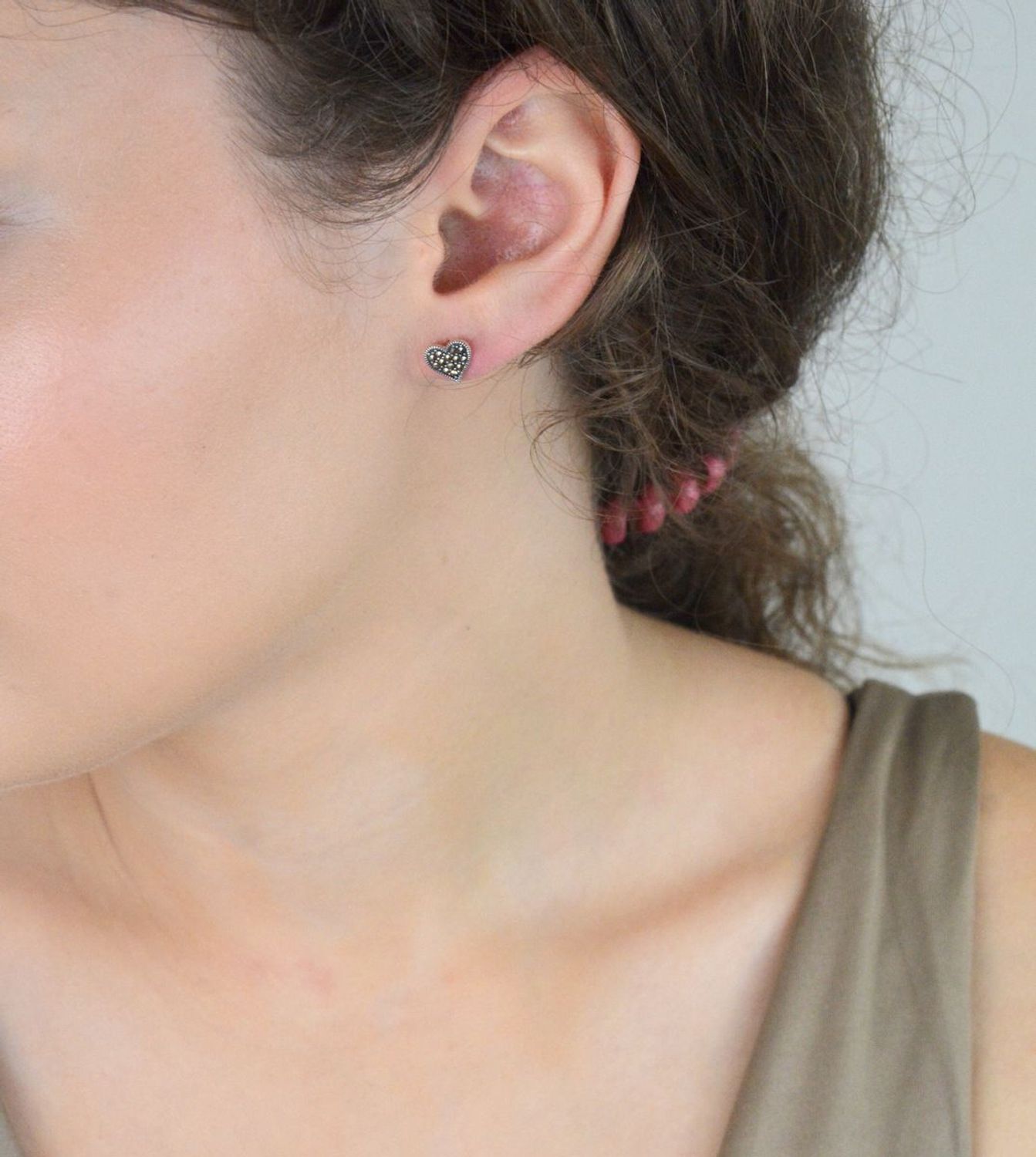 Srebrne kolczyki damskie serca z markazytami  Próba 925  Na sztyft  8 mm  DIA-KLC-13162-925.jpg