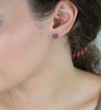 Romantyczne srebrne kolczyki w kształcie serca zdobione markazytami. Próba 925, wielkość 8 mm, waga 1,30 g. Zapięcie na sztyft. Model DIA-KLC-13162-925 – idealne na prezent lub na co dzień (1).JPG