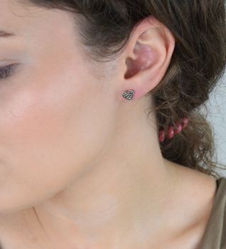 Romantyczne srebrne kolczyki w kształcie serca zdobione markazytami. Próba 925, wielkość 8 mm, waga 1,30 g. Zapięcie na sztyft. Model DIA-KLC-13162-925 – idealne na prezent lub na co dzień (3).JPG