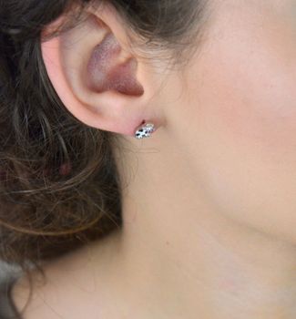 Urocze kolczyki dziecięce ze srebra próby 925, w kształcie krówki z kolorową emalią. Wymiary 8x5 mm, waga 1,50 g. Bezpieczne zapięcie na sztyft. Model DIA-KLC-13163-925 – idealne dla dziewczynki (1).JPG