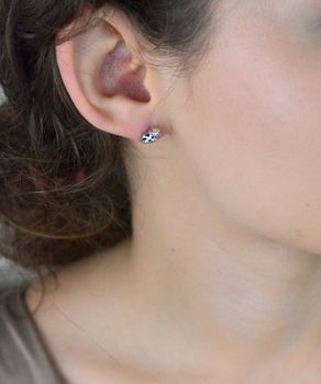 Urocze kolczyki dziecięce ze srebra próby 925, w kształcie krówki z kolorową emalią. Wymiary 8x5 mm, waga 1,50 g. Bezpieczne zapięcie na sztyft. Model DIA-KLC-13163-925 – idealne dla dziewczynki (2).JPG
