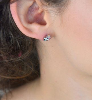 Urocze kolczyki dziecięce ze srebra próby 925, w kształcie krówki z kolorową emalią. Wymiary 8x5 mm, waga 1,50 g. Bezpieczne zapięcie na sztyft. Model DIA-KLC-13163-925 – idealne dla dziewczynki (3).JPG