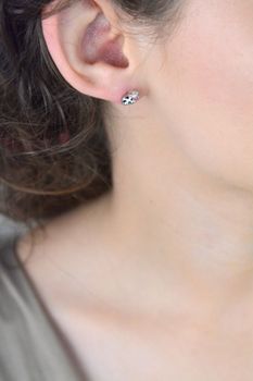 Urocze kolczyki dziecięce ze srebra próby 925, w kształcie krówki z kolorową emalią. Wymiary 8x5 mm, waga 1,50 g. Bezpieczne zapięcie na sztyft. Model DIA-KLC-13163-925 – idealne dla dziewczynki (4).JPG