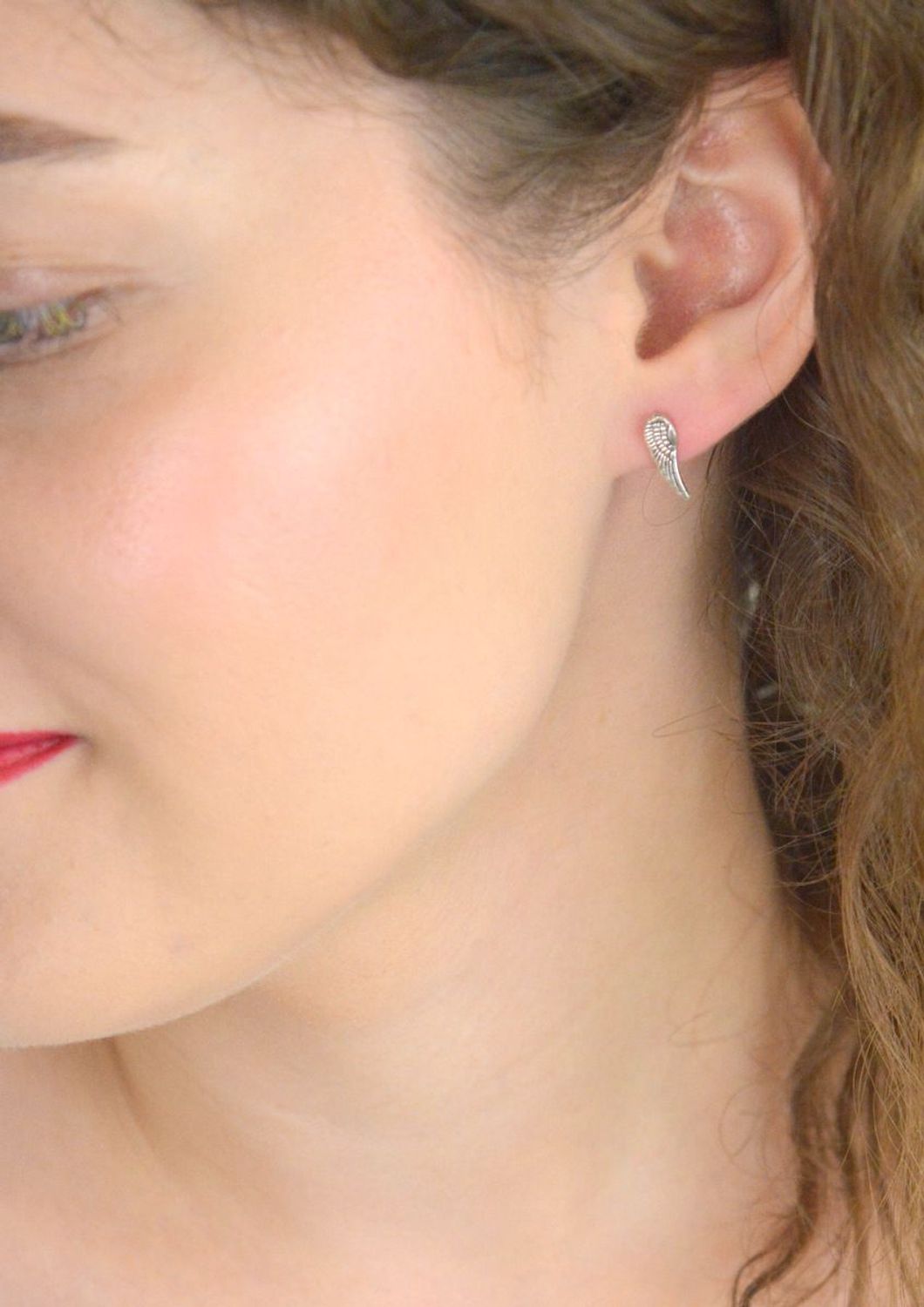 Kolczyki srebrne skrzydełka – model DIA-KLC-13164-925, próba 925. Lekkie i subtelne 1,3 cm długości, 4 mm szerokości, zapięcie na sztyft. Symboliczny prezent z przesłaniem.1.jpg