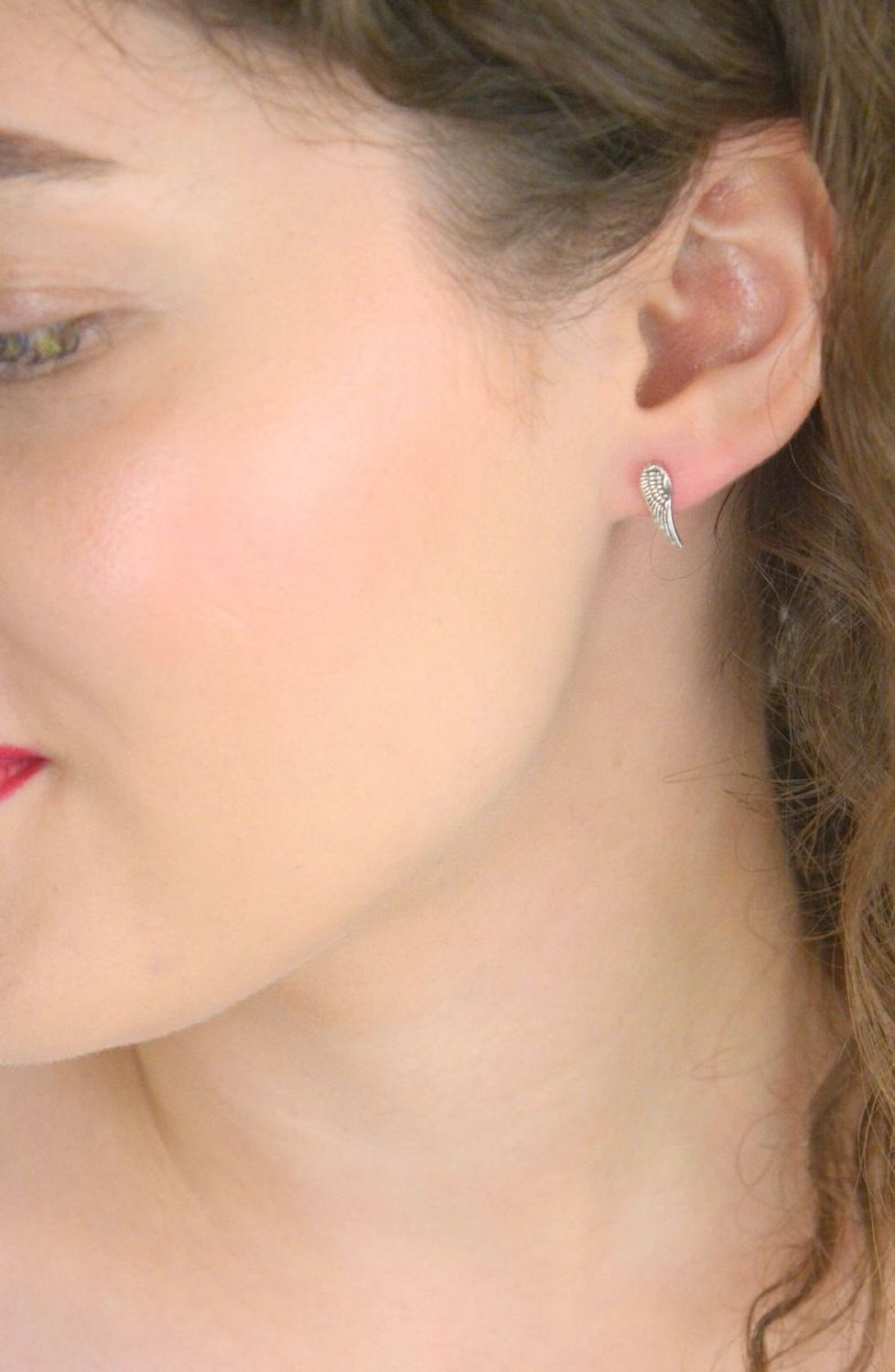 Kolczyki srebrne skrzydełka – model DIA-KLC-13164-925, próba 925. Lekkie i subtelne 1,3 cm długości, 4 mm szerokości, zapięcie na sztyft. Symboliczny prezent z przesłaniem.1.jpg