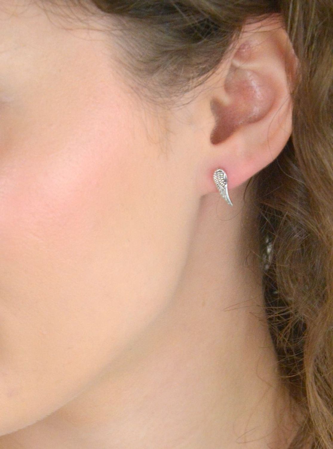 Kolczyki srebrne skrzydełka – model DIA-KLC-13164-925, próba 925. Lekkie i subtelne 1,3 cm długości, 4 mm szerokości, zapięcie na sztyft. Symboliczny prezent z przesłaniem.1.jpg