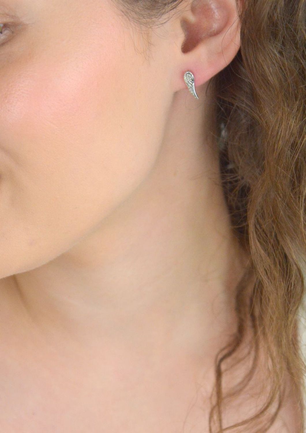 Kolczyki srebrne skrzydełka – model DIA-KLC-13164-925, próba 925. Lekkie i subtelne 1,3 cm długości, 4 mm szerokości, zapięcie na sztyft. Symboliczny prezent z przesłaniem.1.jpg