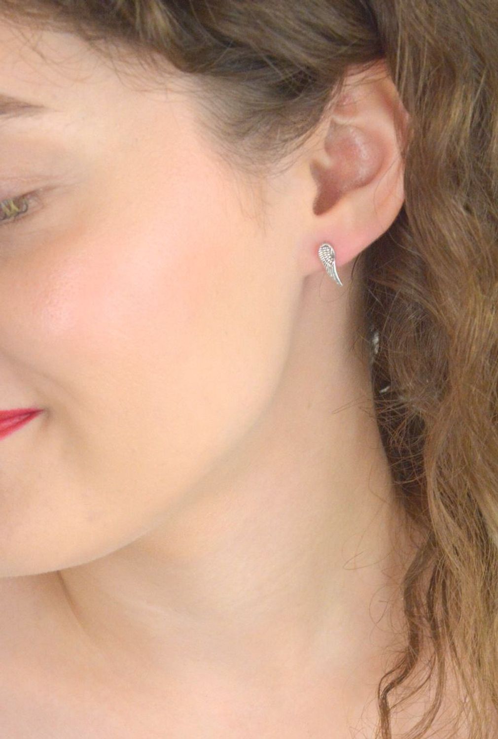 Kolczyki srebrne skrzydełka – model DIA-KLC-13164-925, próba 925. Lekkie i subtelne 1,3 cm długości, 4 mm szerokości, zapięcie na sztyft. Symboliczny prezent z przesłaniem.1.jpg
