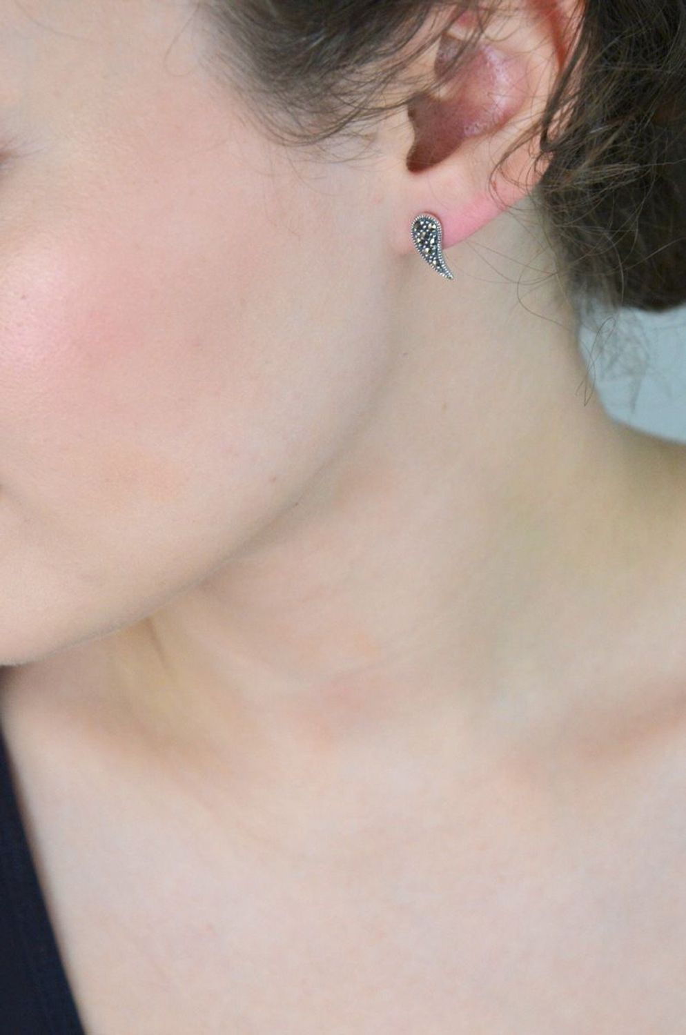 Kolczyki damskie srebrne DIA-KLC-13165-925 – skrzydła z markazytami, próba 925, długość 1,5 cm, szerokość 5 mm, waga 1,50 g, zapięcie na sztyft.1.jpg