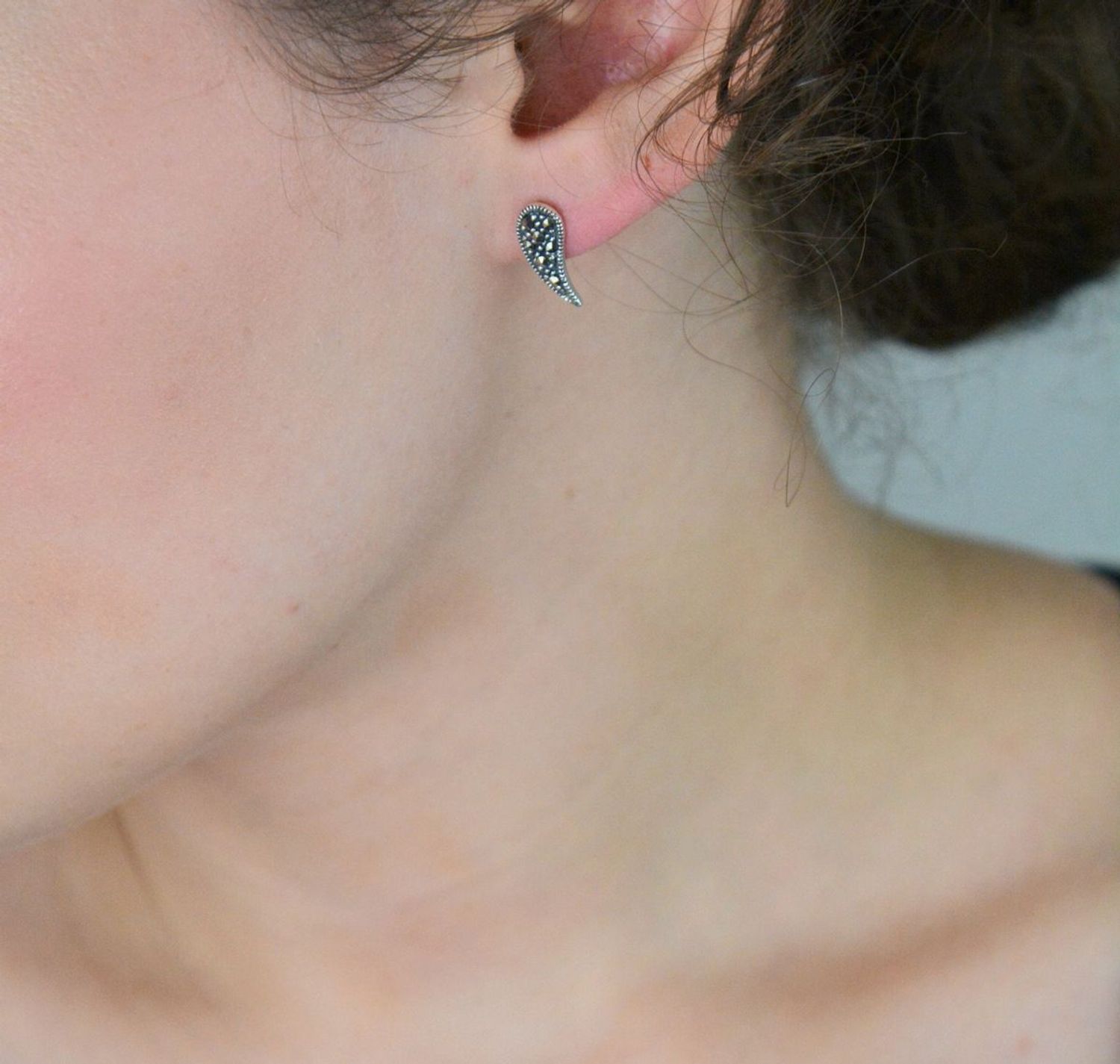 Kolczyki damskie srebrne DIA-KLC-13165-925 – skrzydła z markazytami, próba 925, długość 1,5 cm, szerokość 5 mm, waga 1,50 g, zapięcie na sztyft.1.jpg