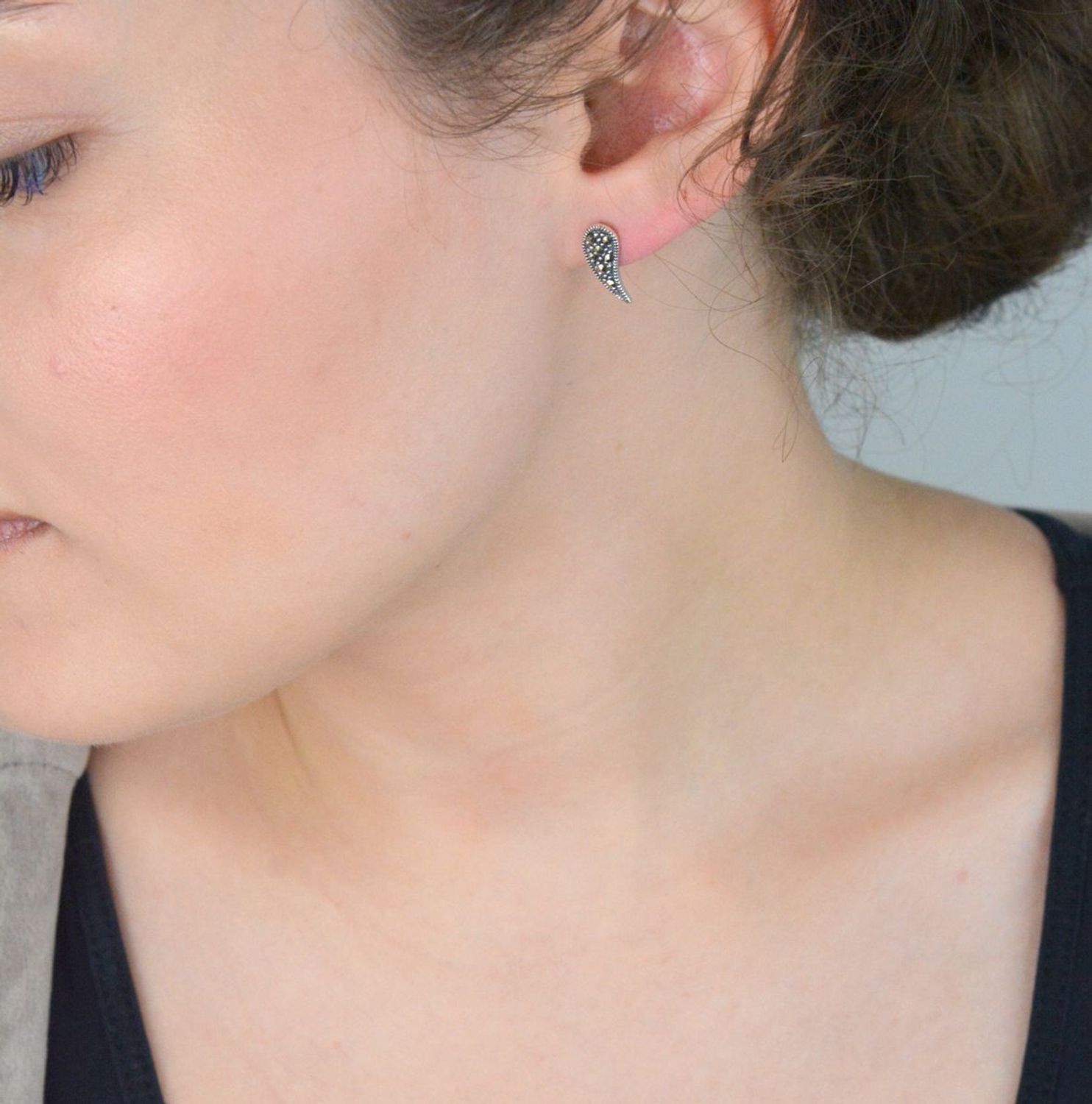 Kolczyki damskie srebrne DIA-KLC-13165-925 – skrzydła z markazytami, próba 925, długość 1,5 cm, szerokość 5 mm, waga 1,50 g, zapięcie na sztyft.1.jpg