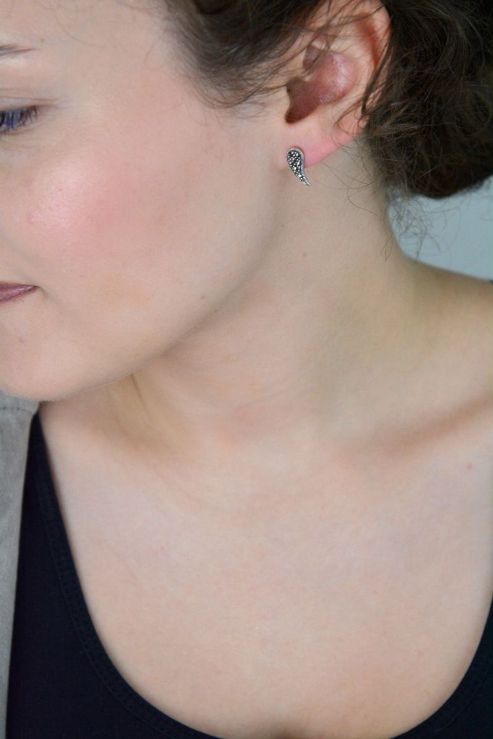 Kolczyki damskie srebrne DIA-KLC-13165-925 – skrzydła z markazytami, próba 925, długość 1,5 cm, szerokość 5 mm, waga 1,50 g, zapięcie na sztyft.1.jpg